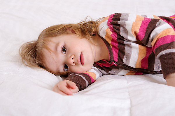 포토 JPG 해외이미지 백인 1 라이프스타일 여자 얼굴 어린이 생각 베개 침구 아침 휴식 피곤 한명 사람 금발 평화 침묵 고통 덮개 흰색 침대 표현 아기 시간 잠 매끈함 부드러움 걸음마 천진난만 취침시간 혼자 표현성 해외202004 해외포토 주간 서양인 헤어스타일 감정 컬러 가구 컨셉 모션 생활 신체부위 소리 뚜껑 감각 파일형식 이미지허브