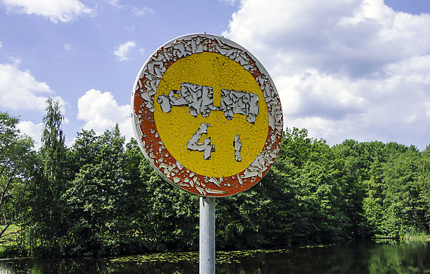 포토 JPG 해외이미지 도로 하늘 스웨덴 사람없음 여름 파란색 노란색 사인 2014년 옛날 해외202004 해외포토 계절 길 컬러 교통시설 북유럽 연도 파일형식 이미지허브