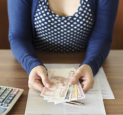포토 JPG 해외이미지 응시 행복 지폐 돈 가정 성공 설계 주택 사람 성인 사람없음 금융 경제 알약 저축 계산기 유로 아내 작업 계산 재산 가난 고민 가정경제 투자 결제 문제 수익 계산서 빚 계좌 세금 위기 진짜 해외202004 해외포토 시선 감정 컨셉 비즈니스 문구용품 건물 약 장비 파일형식 이미지허브