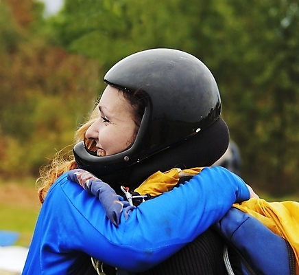 포토 JPG 해외이미지 백인 여자 날개 바람 날씨 미소 두명 여름 파란색 어둠 침묵 벨트 던지기 계획 공항 헬멧 위험 속도 섬광 지원 해외202004 해외포토 자연요소 서양인 잡화 계절 컬러 컨셉 교통시설 모션 표정 사람 소리 보호장비 파일형식 이미지허브
