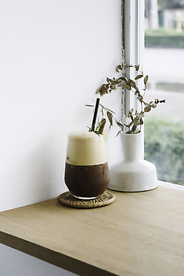 포토 JPG 해외이미지 음료 음식 조각 잎 과일 재료 태국 탁자 휴식 건강 요리 사람없음 여름 컬러풀 갈색 얼음 고요 주스 카페 신선 칵테일 액체 아침식사 플라스틱 갈증 레몬 레모네이드 허브 상쾌 유기농 향기 복숭아 라임 시럽 에스프레소 밀짚 시나몬 열대기후 힙스터 해외202004 해외포토 자연요소 식물 웰빙 계절 패션 감정 아시아 커피 컬러 가구 컨셉 재질 주류 상점 식사 짚 냄새 에이드 파일형식 이미지허브