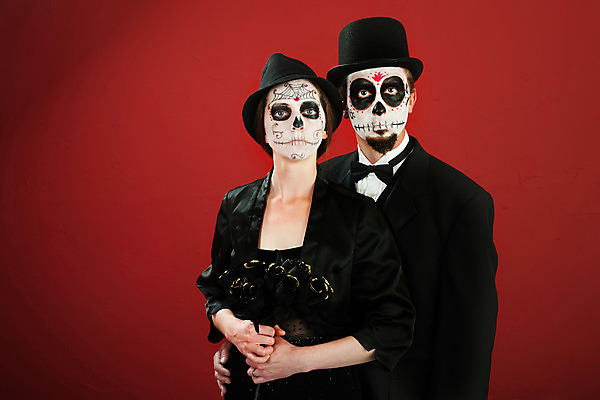 포토 JPG 해외이미지 커플 기념일 남자 꽃 백그라운드 2 가족 결혼식 남편 수염 함께함 정장 두명 빨간색 장미 검은색 희망 할로윈 죽음 클래식 고급 유령 무서움 신성 해골모형 해외202004 해외포토 식물 옷 감정 컬러 결혼 컨셉 관계 사람 이벤트 모형 파일형식 이미지허브