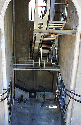 포토 JPG 해외이미지 산업 건축양식 자동차 주택 사람없음 건물 갈색 계단 단계 그런지 옛날 철강 콘크리트 해외202004 해외포토 건축물 건축 육상교통 컬러 파일형식 이미지허브
