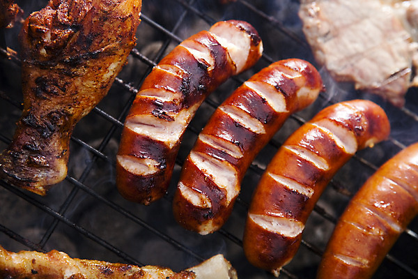 포토 JPG 해외이미지 주간 육류 요리 근접촬영 사람없음 야외 여름 파티 정원 연기 그릴 바비큐 굽기 닭다리 소시지구이 해외202004 해외포토 자연요소 계절 음식 뷰포인트 식재료 주방용품 이벤트 소시지 구이 파일형식 이미지허브