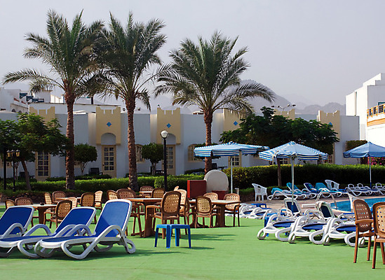 포토 JPG 해외이미지 바다 여행 의자 우산 탁자 호텔 리조트 휴가 휴식 아파트 수영장 이집트 사람없음 초록색 물 파란색 관광지 빛 햇빛 태양 수영 흰색 침대 그룹 휴양지 양산 홍해 가림막 많음 안락 해외202004 해외포토 자연요소 컬러 가구 컨셉 아프리카 숙소 주택 장소 수상스포츠 파일형식 이미지허브