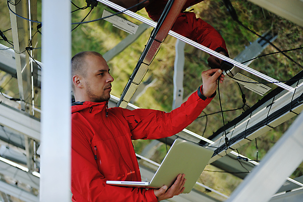 포토 JPG 해외이미지 주간 남자 한명 들기 상반신 성인 야외 옆모습 노트북 반사 잡기 태양에너지 집열판 성인남자한명만 해외202004 해외포토 자연요소 1 뷰포인트 모션 사람 전자제품 그린에너지 남자한명만 성인남자만 파일형식 이미지허브