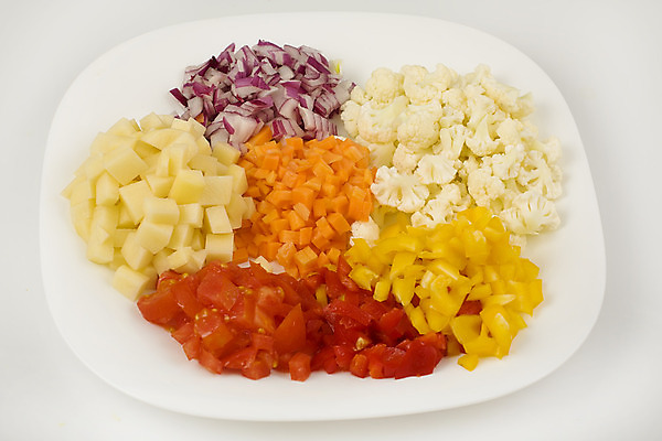 포토 JPG 해외이미지 접시 토마토 채소 양파 피망 감자 사람없음 빨간색 노란색 당근 신선 담기 양배추 슬라이스 다지기 해외202004 해외포토 식기 컬러 모션 뿌리채소 파일형식 이미지허브