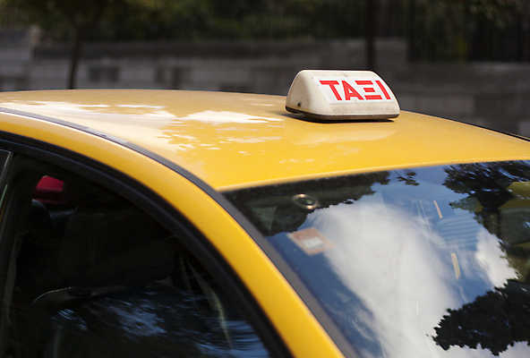 포토 JPG 해외이미지 교통시설 자동차 사람없음 빨간색 노란색 승차 그리스 서비스 사인 택시 아테네 그리스인 블러 해외202004 해외포토 서양인 유럽 육상교통 컬러 교통 모션 승용차 시설 파일형식 이미지허브