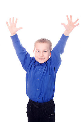 포토 JPG 해외이미지 1 손 남자 행복 어린이 백그라운드 셔츠 한명 미소 들기 사람 소년 세로 갈색 머리 흰색 잡기 오픈 4 오르기 쇼 고립 해외202004 해외포토 감정 컬러 상의 모션 표정 신체부위 숫자 파일형식 이미지허브