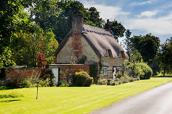 포토 JPG 해외이미지 전통 영어 건축양식 영국 잉글랜드 거리 주택 사람없음 건물 여름 평화 마을 맑음 바위 시골 역사 그림 시골집 대문 장면 볏집 옛날 해외202004 해외포토 문자 건축물 계절 건축 유럽 컨셉 날씨 문 돌_바위 파일형식 이미지허브