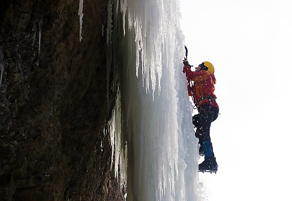 포토 JPG 해외이미지 남자 스포츠 여행 겨울 자연 산 한명 풍경 야외 등산 트래킹 폭포 공구 헬멧 빙하 산악가 해외202004 해외포토 1 계절 레저 사람 도구 보호장비 생태계 파일형식 이미지허브