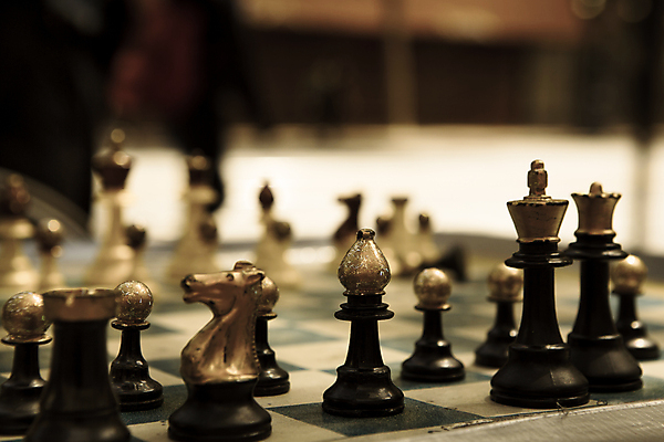 포토 JPG 해외이미지 스튜디오촬영 놀이 레저 거리 취미 사람없음 가로 반사 게임 흰색 체스 계획 대표 충돌 배열 흰배경 싸움 고립 세피아 정물화 해외202004 해외포토 컬러 백그라운드 컨셉 모션 촬영기법 실내 그림 파일형식 이미지허브