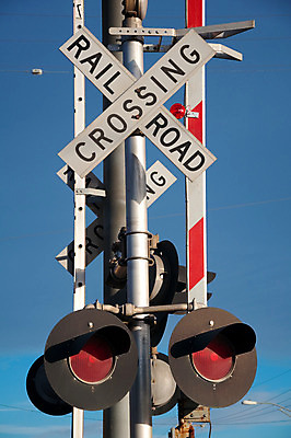 포토 JPG 해외이미지 도로 전등 경고 사람없음 기차 건너기 그만 해외202004 해외포토 길 육상교통 교통시설 모션 조명 대중교통 파일형식 이미지허브