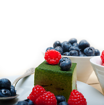 포토 JPG 해외이미지 디저트 실내 근접촬영 사람없음 흰배경 블루베리 산딸기 무스케이크 녹차맛 해외202004 해외포토 음식 뷰포인트 백그라운드 과일 내부 케이크 흰색 맛 녹차 파일형식 이미지허브