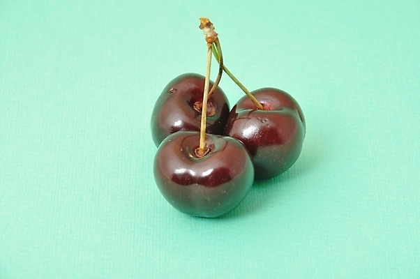 포토 JPG 해외이미지 커플 음식 2 과일 함께함 사람없음 빨간색 봄 체리 밀짚 해외202004 해외포토 계절 컬러 컨셉 관계 짚 파일형식 이미지허브