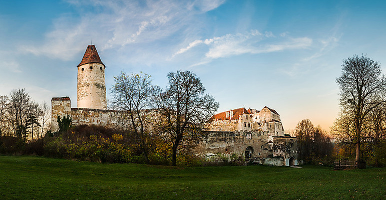 포토 JPG 해외이미지 나무 식물 외관 유럽 벽 건축양식 창문 아침 주택 파노라마 굴뚝 사람없음 야외 건물 초록색 파란색 문 일출 탑 일몰 가을 중세 오스트리아 저녁 맨션 타일 박물관 대문 방문 벌거벗은 옛날 해외202004 해외포토 주간 건축물 계절 건축 나라 컬러 촬영기법 노을 역사 야간 파일형식 이미지허브