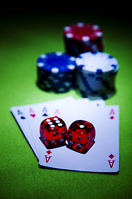 포토 JPG 해외이미지 실내 사람없음 아웃포커스 쌓기 트럼프 포커칩 도박 카지노 주사위 겜블 초록배경 해외202004 해외포토 백그라운드 모션 촬영기법 내부 초록색 놀이용품 포커 파일형식 이미지허브