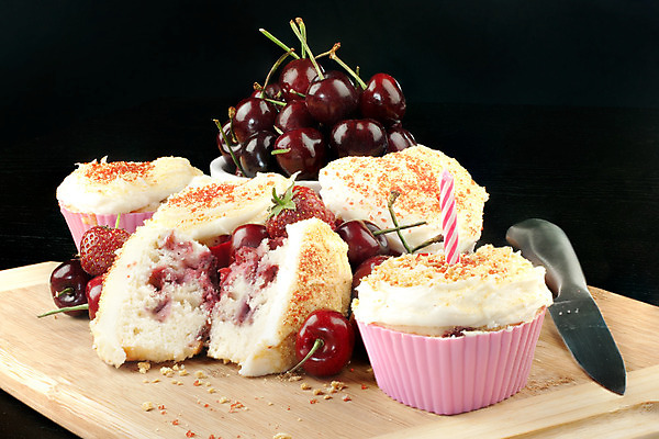 포토 JPG 해외이미지 접시 음식 분홍색 포즈 포크 과일 자연 탁자 딸기 디저트 사람 사람없음 목재 가로 빨간색 초록색 컬러풀 파티 쌓기 케이크 얼음 요리사 식사 중국 흰색 대접 신선 생일 화려 체리 사발 달콤 컵케이크 굽기 먹기 뿌리기 포장지 유기농 반쪽 브런치 머핀 베리 흙더미 부스러기 숙성 크림치즈 해외202004 해외포토 자연요소 나무 직업 식기 웰빙 기념일 아시아 빵 컬러 가구 컨셉 재료 포장 모션 치즈 이벤트 흙 사기그릇 맛 구이 생태계 파일형식 더미 이미지허브