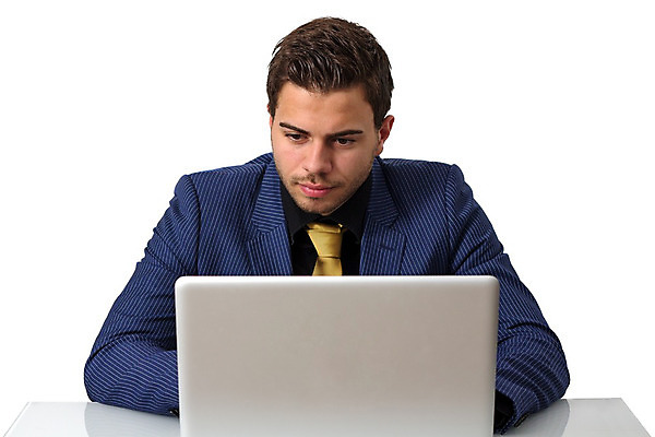 포토 JPG 해외이미지 백인 직업 1 응시 남자 얼굴 백그라운드 인터넷 비즈니스 사업가 통신 탁자 성공 모바일 갈색머리 한명 사람 앉기 정장 성인 파란색 노트북 컴퓨터 사무실 공책 흰색 기록 업무 작업 비즈니스맨 종업원 스마트 집중 책상 경영자 경영 고립 정중 해외202004 해외포토 서양인 헤어스타일 시선 옷 컬러 가구 컨셉 모션 문구용품 신체부위 전자제품 직장인 리더 파일형식 이미지허브