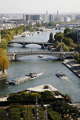 포토 JPG 해외이미지 공원 유럽 여행 하늘 휴가 사람없음 건물 강 탑 프랑스 가을 도시 보트 개울 역사 심볼 방문 프랑스어 랜드마크 파리(프랑스) 해외202004 해외포토 문자 건축물 계절 공공시설 나라 배_교통 파일형식 이미지허브