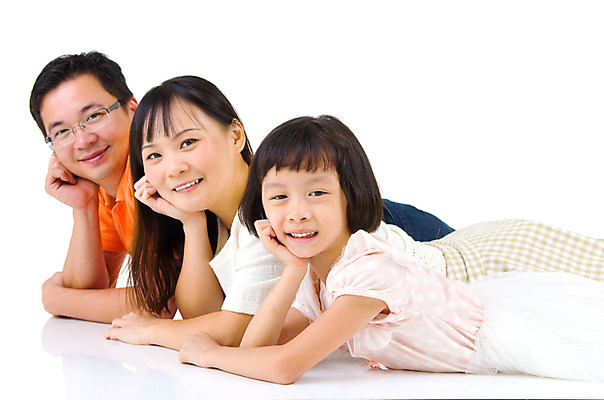 포토 JPG 해외이미지 라이프스타일 응시 여자 딸 행복 어린이 포즈 가족 관계 놀이 엄마 주택 한국 실내 건강 웃음 사람 동양인 성인 세명 부모 카메라 귀여움 일본 중국 아빠 리빙 말레이시아 돌봄 섞기 해외202004 해외포토 시선 감정 아시아 컨셉 모션 표정 인종 내부 건물 생활 전자제품 파일형식 이미지허브