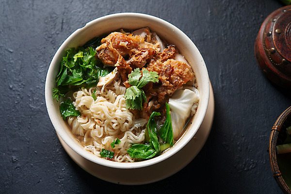 포토 JPG 해외이미지 전통 접시 아시아 문화 음식 백그라운드 잎 채소 재료 태국 탁자 파슬리 건강 요리 동양인 사람없음 초록색 식당 식사 치킨 튀김 신선 면 뜨거움 사발 수프 먹기 허브 국수 인도네시아 말레이시아 점심식사 순간 짠맛 스타일 해외202004 해외포토 식물 식기 나라 컬러 가구 모션 인종 상점 면류 사기그릇 맛 닭고기요리 파일형식 이미지허브