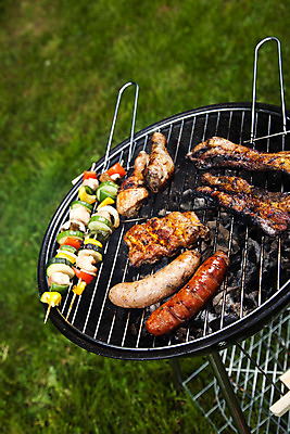 포토 JPG 해외이미지 주간 육류 요리 사람없음 야외 여름 파티 정원 꼬치 연기 그릴 바비큐 굽기 꼬치구이 소시지구이 해외202004 해외포토 자연요소 계절 음식 식재료 주방용품 이벤트 소시지 구이 파일형식 이미지허브
