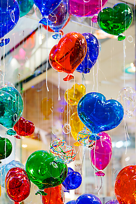 포토 JPG 해외이미지 백그라운드 무지개 공 유리 추상 휴가 기념 발렌타인데이 선물 사랑 이벤트 사람없음 장식 가로 빛 컬러풀 반사 상점 이탈리아 꿈 마음 축하 닫기 수집 그림 엽서 베네치아 유리그릇 풍선 수공예 강렬 특별함 해외202004 해외포토 자연요소 그릇 감정 유럽 컬러 컨셉 무늬 모션 데이이벤트 재질 공예 편지 파일형식 이미지허브