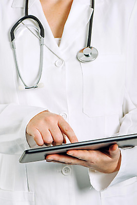 포토 JPG 해외이미지 백인 직업 여자 인터넷 모바일 노동자 건강 병원 한명 성인 전자제품 태블릿 사무실 디지털 간호사 코트 업무 무선전화기 돌봄 의료성형뷰티 해외202004 해외포토 서양인 1 비즈니스 의학 모션 사람 스마트기기 외투 의료진 작업 전화기 파일형식 이미지허브