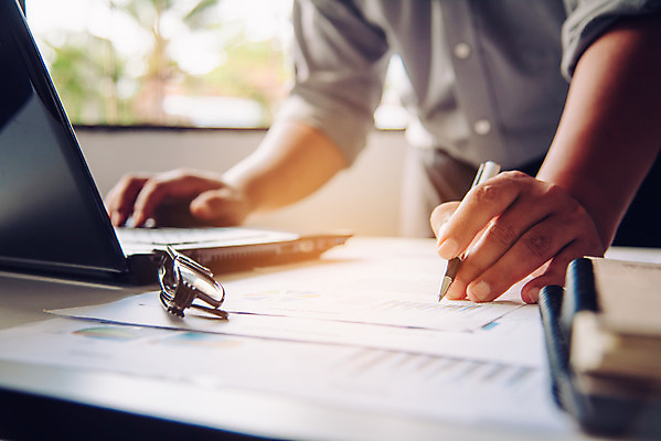 포토 JPG 해외이미지 남자 종이 비즈니스 협력 아이디어 대화 한명 상반신 성인 금융 사무실 펜 자료 업무 비즈니스맨 계획 토론 분석 보고서 문서 마케팅 프로젝트 성인남자한명만 브레인스토밍 해외202004 해외포토 1 컨셉 말하기 사람 경제 필기구 작업 직장인 남자한명만 성인남자만 파일형식 이미지허브