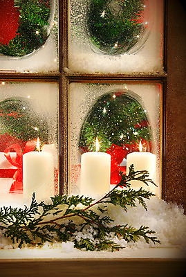 포토 JPG 해외이미지 나무 계절 백그라운드 크리스마스 겨울 공 창문 유리 휴가 조명 주택 프레임 실내 따뜻함 사람없음 야외 목재 장식 빨간색 초록색 빛 축제 시골 축하 눈송이 황금 편안함 오두막 활 시골집 서리 침엽수 전나무 가문비나무 해외202004 해외포토 식물 기념일 컬러 컨셉 재료 재질 눈_날씨 내부 건물 감각 파일형식 이미지허브