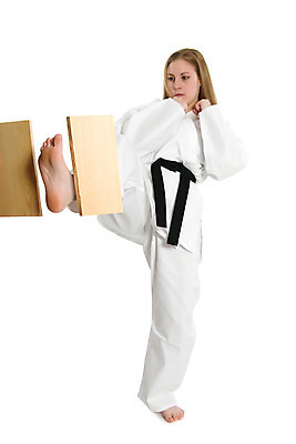 포토 JPG 해외이미지 여자 스포츠 건강 한명 목재 주먹 무도 태권도 단절 양발 해외202004 해외포토 나무 1 재료 모션 사람 격투기 파일형식 이미지허브