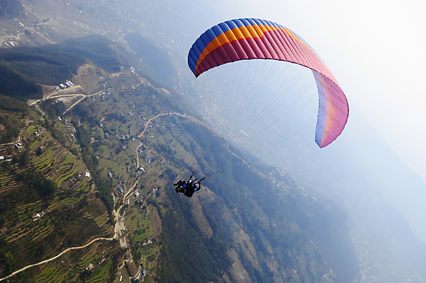 포토 JPG 해외이미지 스포츠 하늘 한명 사람 야외 비행 패러글라이딩 전경 해외202004 해외포토 1 풍경 파일형식 탑뷰 이미지허브