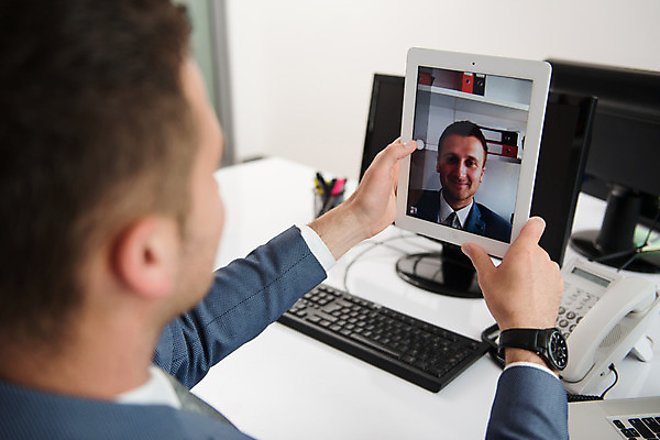 포토 JPG 해외이미지 백인 라이프스타일 응시 남자 행복 백그라운드 컨셉 2 비즈니스 통신 창문 탁자 성공 아이디어 직장 사람 앉기 성인 두명 건물 금융 스마트폰 컴퓨터 사무실 흰색 도시 최고 업무 비즈니스맨 스마트 책상 경영자 긍정 경영 무료 혼자 해외202004 해외포토 서양인 건축물 시선 감정 컬러 가구 회사 모션 생활 경제 전자제품 핸드폰 스마트기기 작업 직장인 리더 파일형식 이미지허브