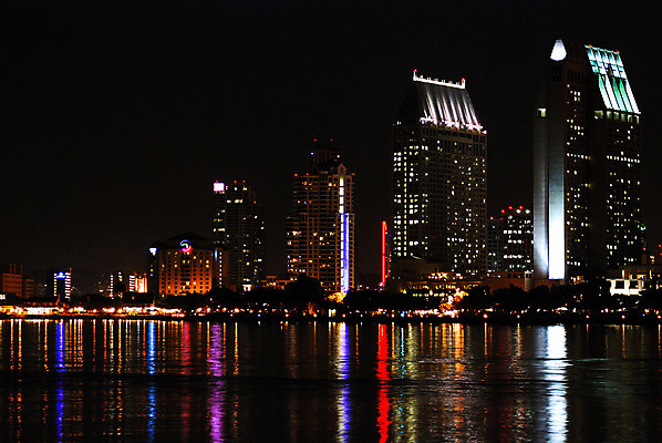 포토 JPG 해외이미지 파도 전등 사람없음 건물 빨간색 물 파란색 도시풍경 컬러풀 반사 보라색 만 야간 스카이라인 해외202004 해외포토 자연요소 건축물 바다 컬러 조명 풍경 도시 파일형식 이미지허브