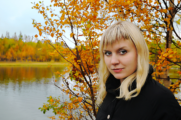 포토 JPG 해외이미지 백인 응시 여자 호수 얼굴 잎 한명 사람 성인 야외 물 금발 노란색 카메라 가을 심각 해외202004 해외포토 자연요소 서양인 식물 1 헤어스타일 시선 계절 컬러 컨셉 신체부위 전자제품 파일형식 이미지허브