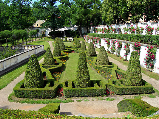 포토 JPG 해외이미지 모양 나무 식물 공원 꽃 벽 벤치 의자 건축양식 창문 지붕 사람없음 장식 울타리 장미 정원 봄 산책 벚꽃 숲 묘사 원예 체코 바로크 해외202004 해외포토 계절 공공시설 건축 유럽 가구 휴식 취미 담장 파일형식 이미지허브