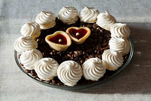 포토 JPG 해외이미지 접시 회색배경 서양음식 실내 사람없음 쿠키 원두 하트 달콤 머랭 해외202004 해외포토 모양 식기 커피 음식 백그라운드 디저트 내부 회색 맛 파일형식 이미지허브