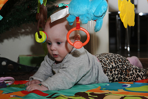 포토 JPG 해외이미지 행복 얼굴 어린이 놀이 건강 한명 사람 장난감 성장 게임 아기 닫기 달콤 호기심 결백 해외202004 해외포토 1 감정 컨셉 모션 신체부위 맛 파일형식 이미지허브