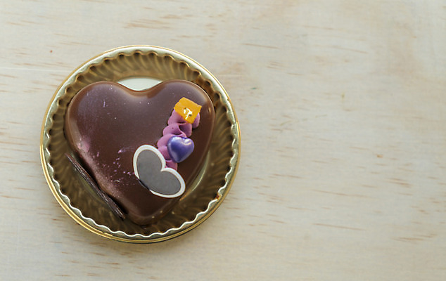 포토 JPG 해외이미지 모양 접시 음식 디저트 발렌타인데이 사람없음 장식 갈색 케이크 초콜릿 검은색 어둠 희망 빵집 하트 축하 신선 원형 화려 액체 파마 고급 우아함 달콤 맛 설탕 크림 흰배경 고립 무스 석판 핸드메이드 해외202004 해외포토 도형 헤어스타일 식기 감정 컬러 백그라운드 컨셉 데이이벤트 상점 흰색 파일형식 이미지허브