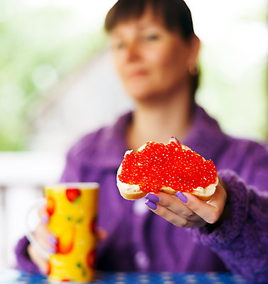 포토 JPG 해외이미지 1 여자 음식 빵 오렌지 부분 손가락 샌드위치 건강 어류 한명 사람 성인 빨간색 보라색 입 치아 아침식사 손톱관리 손톱 먹기 기아 해산물 준비 상쾌 토스트 연어 버터 흙더미 점심식사 단백질 식품점 짠맛 캐비아 해외202004 해외포토 손 감정 컬러 과일 식재료 모션 신체부위 상점 식사 수중동물 흙 소화기관 맛 네일아트 사회이슈 영양소 파일형식 더미 이미지허브