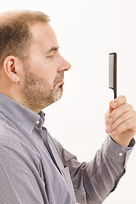 포토 JPG 해외이미지 백인 헤어스타일 남자 얼굴 수염 한명 사람 성인 치료 약 갈색 머리 활발 흰색 머리빗 점 중앙 정상 자르기 피부 대머리 돌봄 적자 스타일 해외202004 해외포토 서양인 1 컬러 컨셉 의학 모션 신체부위 미용용품 파일형식 이미지허브