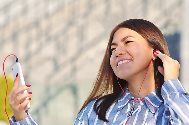 포토 JPG 해외이미지 학생 라이프스타일 행복 음악 백그라운드 벤치 모바일 거리 한명 사람 앉기 동양인 성인 스마트폰 핸드폰 걷기 헤드폰 듣기 도시 MP3 스마트 온라인 멀티미디어 아이폰 해외202004 해외포토 1 감정 음향기기 컨셉 의자 모션 문화예술 인종 생활 전자제품 스마트기기 파일형식 이미지허브