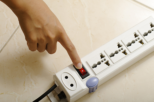 포토 JPG 해외이미지 손 실내 신체부위 누름 콘센트 멀티탭 해외202004 해외포토 모션 사람 내부 파일형식 이미지허브