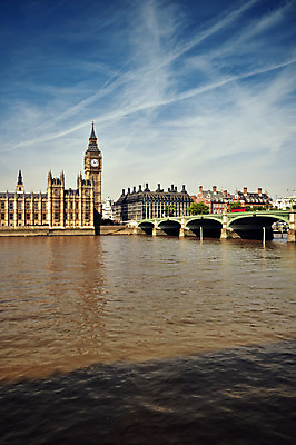 포토 JPG 해외이미지 유럽 하늘 영국 잉글랜드 버스 사람없음 건물 빨간색 세로 여름 강 도시풍경 젖음 도시 런던 시티라이프 빅벤 스카이라인 랜드마크 빅토리아 정부 해외202004 해외포토 라이프스타일 건축물 계절 나라 육상교통 컬러 대중교통 풍경 시계탑 파일형식 이미지허브