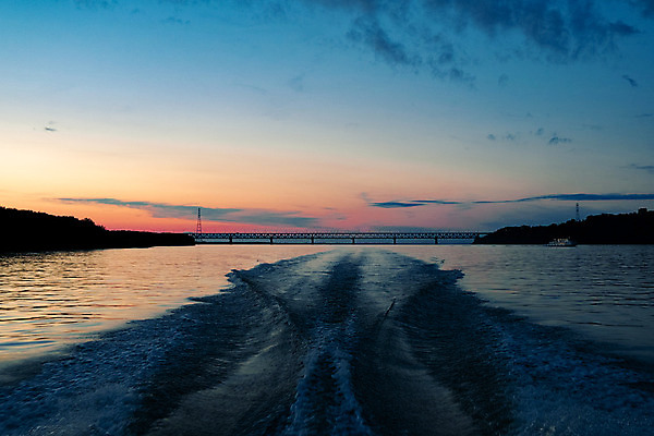 포토 JPG 해외이미지 구름 실루엣 호수 모래 파도 바다 여행 백그라운드 자연 유리 하늘 휴가 휴식 풍경 사람없음 야외 물 여름 파란색 빛 강 햇빛 태양 반사 노란색 일몰 흰색 보트 떨어짐 야간 속도 분무기 수평선 해외202004 해외포토 자연요소 계절 컬러 컨셉 배_교통 재질 촬영기법 노을 생태계 파일형식 이미지허브