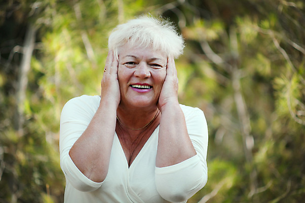 포토 JPG 해외이미지 헤어스타일 행복 얼굴 백그라운드 건강 한명 미소 사람 성인 흰색 치아 60대 보험 고립 돌봄 무료 미백 옛날 스타일 해외202004 해외포토 1 노년 감정 컬러 모션 표정 신체부위 소화기관 파일형식 이미지허브