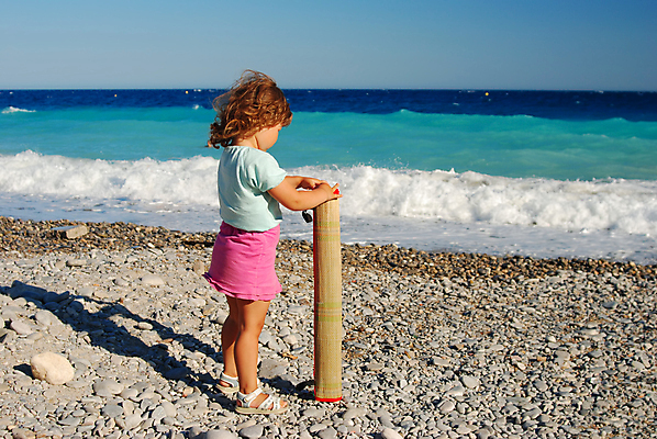 포토 JPG 해외이미지 딸 행복 어린이 파도 바다 여행 신체 가족 하늘 휴가 휴식 한명 야외 물 파란색 태양 산책 해외202004 해외포토 자연요소 1 감정 컬러 컨셉 관계 사람 파일형식 이미지허브