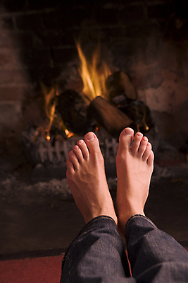 포토 JPG 해외이미지 백인 계절 여자 남자 행복 40대 중년 겨울 발 불 불꽃 휴식 주택 실내 따뜻함 한명 사람 앉기 사람없음 세로 평화 침묵 고요 편안함 묘사 벽난로 난방 발가락 카피스페이스 해외202004 해외포토 자연요소 서양인 1 감정 컨셉 모션 성인 내부 건물 신체부위 소리 공백 감각 파일형식 이미지허브