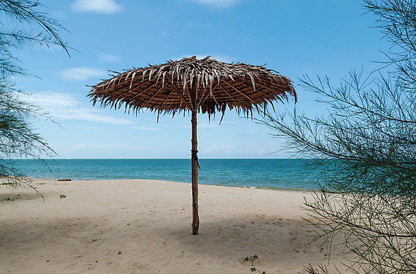 포토 JPG 해외이미지 라이프스타일 모래 바다 섬 여행 하늘색 백그라운드 우산 태국 자연 하늘 휴가 휴식 풍경 사람없음 물 여름 파란색 햇빛 태양 맑음 기쁨 꿈 만 선탠 휴양지 양산 내추럴 파라다이스 해외202004 해외포토 자연요소 계절 감정 아시아 컬러 컨셉 날씨 생활 장소 생태계 파일형식 이미지허브